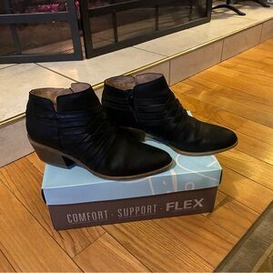 Women’s Life Stride Brand Black Heeled Ankle Boots Size 7 1/2 Regular Width